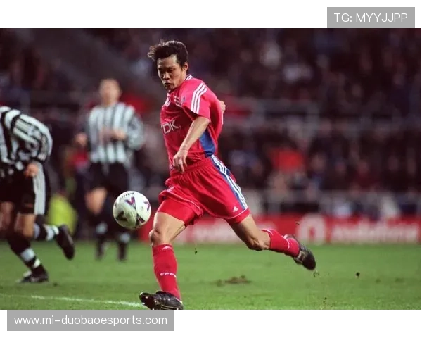 中国足球明星亲笔签名珍藏版高清照片回顾与经典瞬间展示