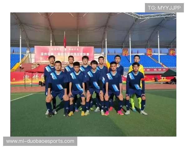 帅气足球明星风采尽显，激情四射的运动瞬间定格永恒荣耀