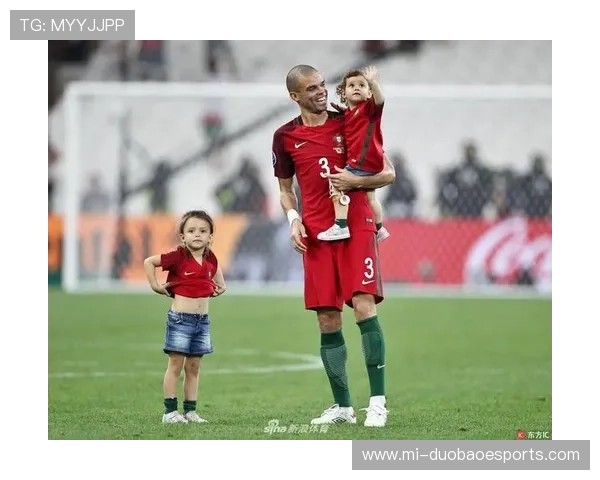 足球明星与萌娃互动亲密无间的温馨瞬间揭秘家庭与职业生活的美好融合