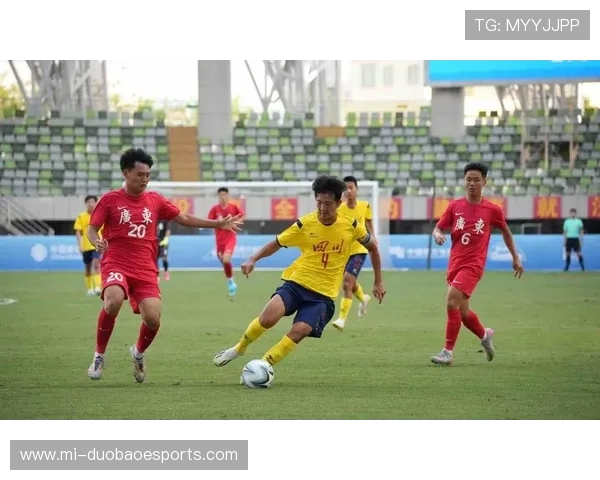 足球巨星激情欢呼点燃赛场瞬间全场观众热情回应共谱荣耀时刻