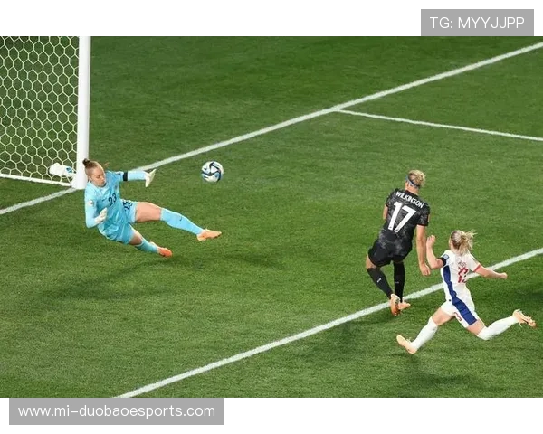 足球球星在比赛中遭对抗撞击掉牙比赛场面震撼球迷纷纷为其捏把汗 足球球星在比赛中遭对抗撞击掉牙比赛场面震撼球迷纷纷为其捏把汗